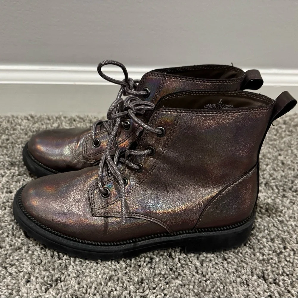 Girls Old Navy Iridescent Lace-Up Boots, size 2